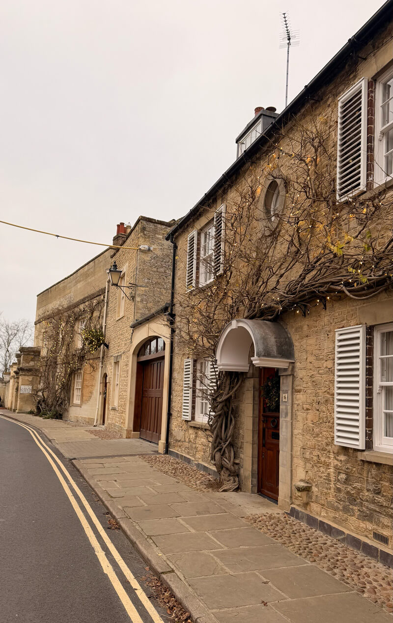 Pretty village streets of Woodstock, Oxfordshire — a great alternative to the Cotswolds