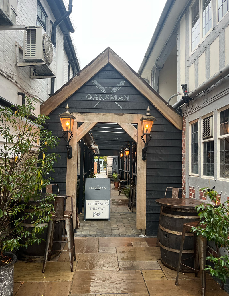 Sunday roast at The Oarsman Marlow with pink roast beef, layered crispy potatoes, and rich gravy – best Sunday lunch in Buckinghamshire.