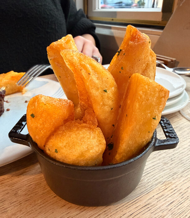 The-Coach-Chips-with-Béarnaise-Sauce-